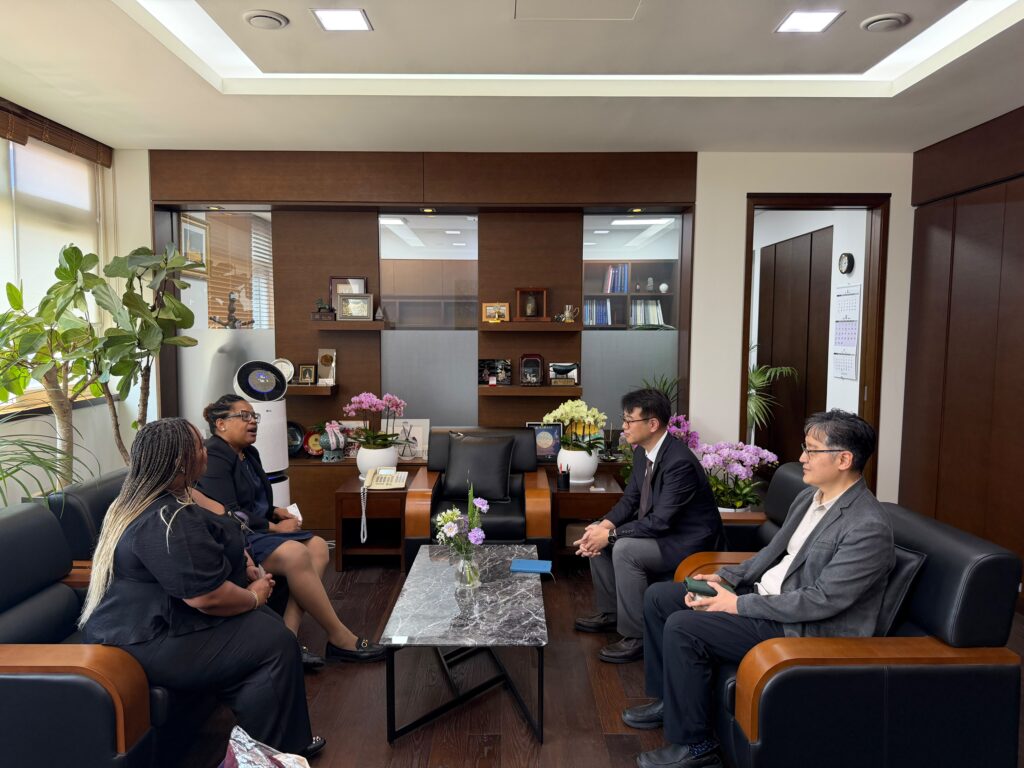 L to R: Titichia Mitchell Jackson (Penn State Dickinson Law), Danielle Conway (AALS President & Dean, Penn State Dickinson Law), Professor Dongeun Joh (Seoul National University School of Law) and Professor Jaehyup Lee (Seoul National University School of Law) in a conference room.